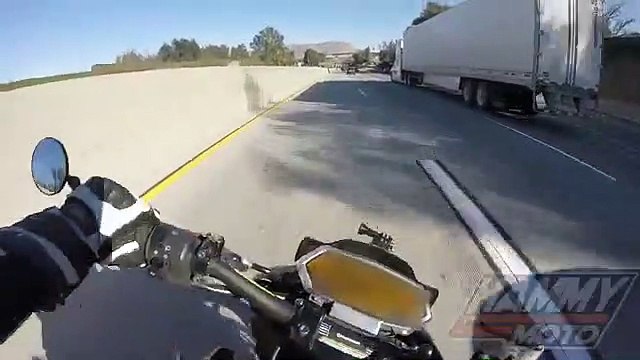 Un motard glisse sous la remorque d'un camion