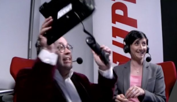 Le FC Barcelone fait perdre la tête à Yoann Riou ! - ZAPPING TÉLÉ DU 11/04/2018