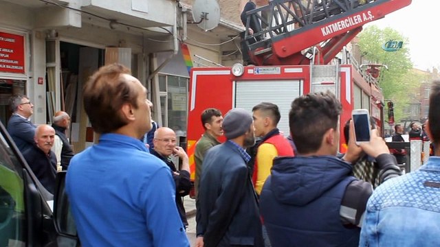 Yaşlı kadın kendini evine kilitledi... Polis ve itfaiye erleri dışarı çıkarttı