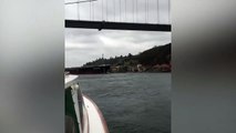 İstanbul Boğazı'nda gemi kazası! Dümeni kilitlenen gemi yalıya çarptı   !!!