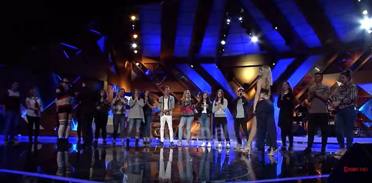 Harrojeni fustanin e kuq, Kejvina çmend publikun duke kërcyer me mbathje (VIDEO)