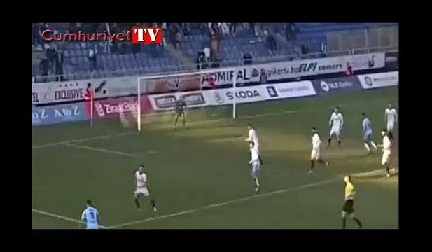 Dünya bu golü konuşuyor... Kaleci 60 metreden böyle attı