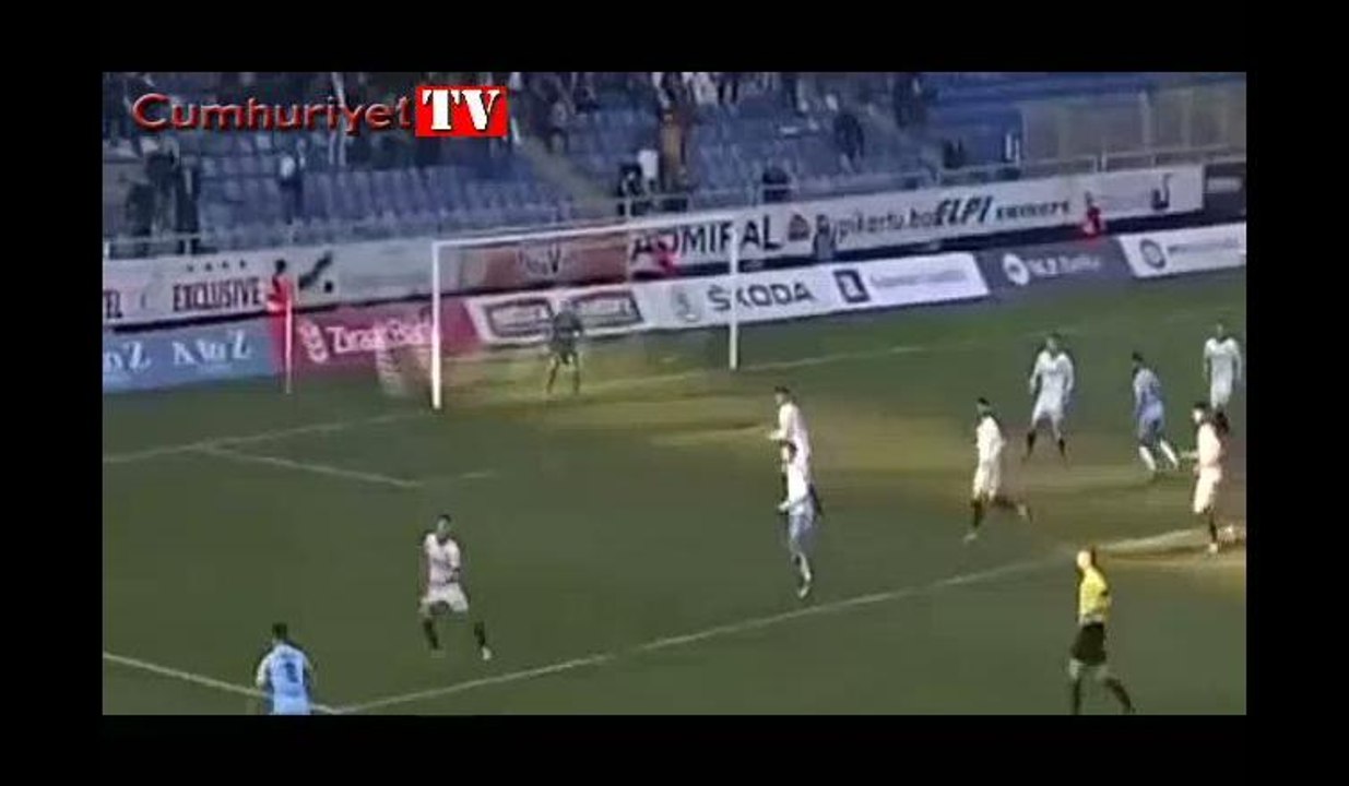 Dünya bu golü konuşuyor... Kaleci 60 metreden böyle attı