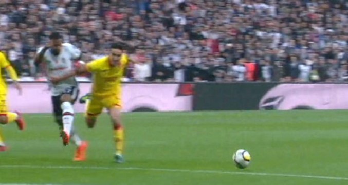 Beşiktaş-Göztepe Maçında Siyah-Beyazlı Taraftarı Ayağa Kaldıran Pozisyon