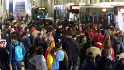 Taksim'de otobüs durağında insan seli