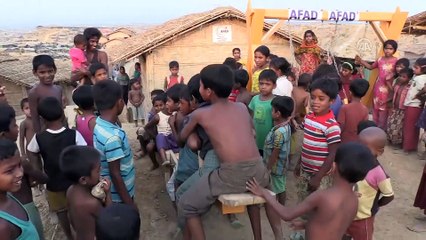 Arakanlı çocuğu Türk vekil sünnet etti - COX'S BAZAR