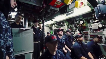 Quand un sous-marin nucléaire américain remonte à la surface et brise la glace