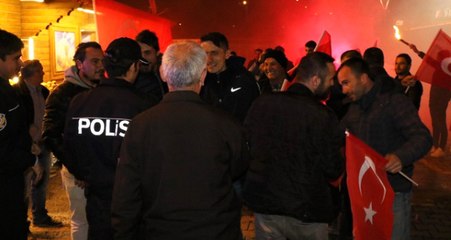 Polisleri "Kavga Var" Diye Çağırdılar, Meşale ve Pastayla Karşıladılar