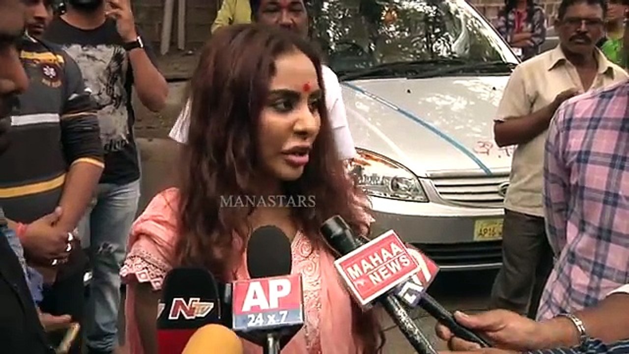 Actress Sri Reddy Fires On Rakul Preet Singh and Sekhar Kammula @ Film Chamber