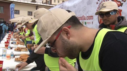 10 dakikada 8 sucuk ekmek yedi ödülü yine sucuk oldu