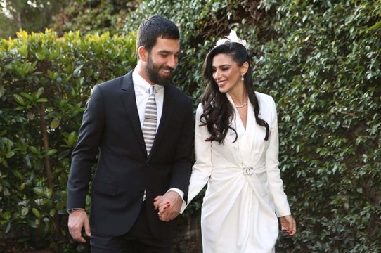 Arda Turan'dan Eşi Aslıhan Doğan'a Ayağını Yıkattı Haberlerine Cevap