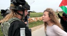 Filistinli Kız Ahed Tamimi Sorgulanırken İsrail Askerinin Tacizine Uğradı