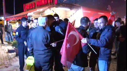 Polisleri "Kavga Var" Diye Çağırdılar, Meşale ve Pastayla Karşıladılar