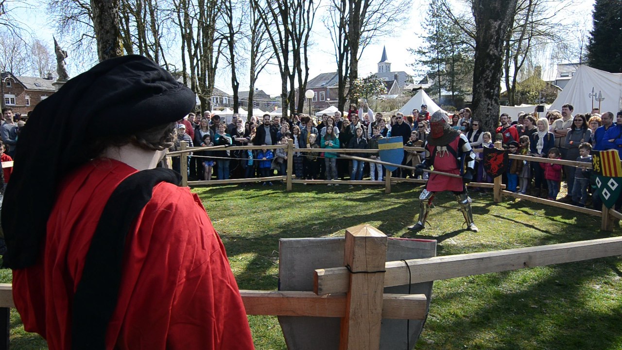 Duel d'escrime devant les mariés aux Médiévales d'Ouffet