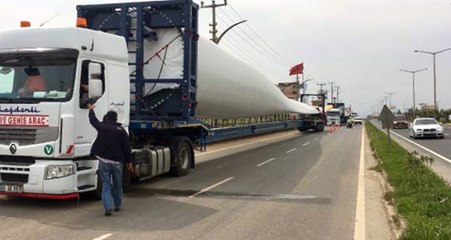 Rüzgar Türbinin Kanatları TIR'la Taşındı, Vatandaşlar Hayretler İçerisinde İzledi
