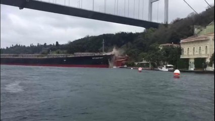 Istanbul, petroliera contro una casa