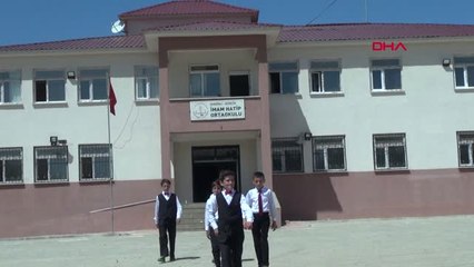Hakkari Öğrencilerden Kurduğu 50 Kişilik Koroyla, Irak Sınırında Konser Verdi-Hd