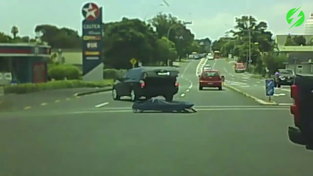 Ce corbillard a perdu quelque chose d'important au milieu de la route... Oups