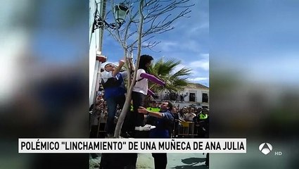 Prenden fuego y tirotean un muñeco de Ana Julia Quezada en la quema de Judas de Coripe (Sevilla)