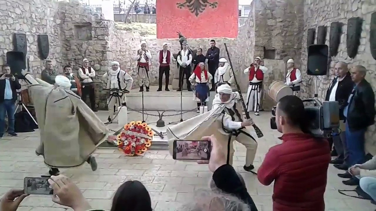 Vallja e shpatave tek varri i Skenderbeut
