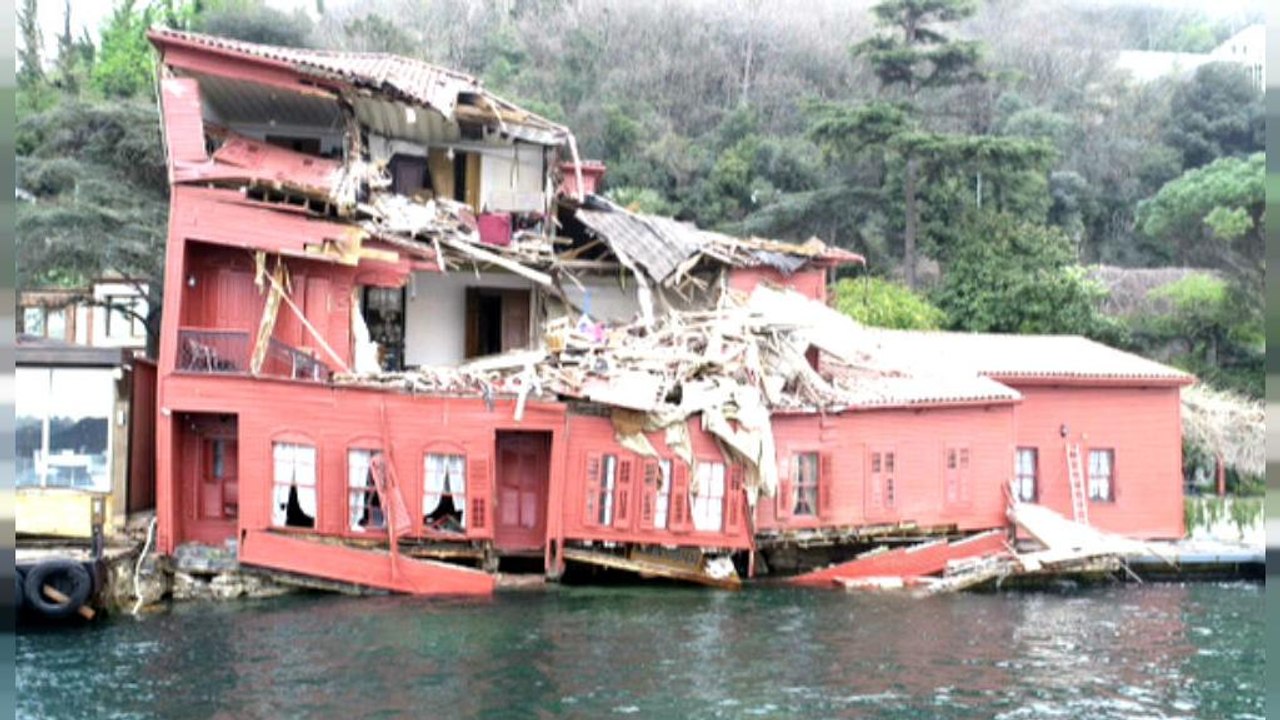 Istanbul: Frachter rast in historisches Gebäude