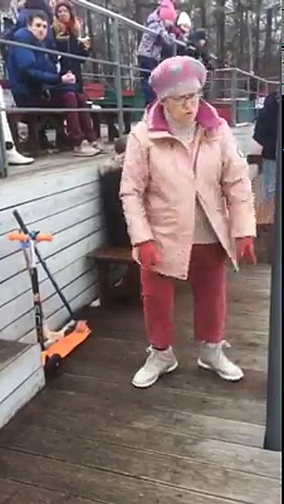 La grand-mère qui a des moves incroyables sur le morceau Sweet Dreams