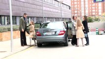 Los Reyes visitan al rey Juan Carlos acompañados de sus hijas