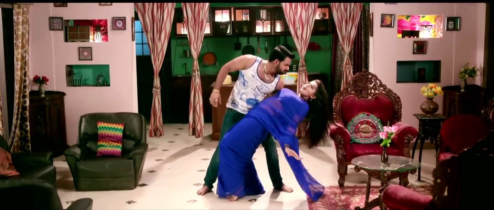 Pawan Singh ने अक्षरा सिंह को कर दिया फेल || very Hot and Sexy Dance