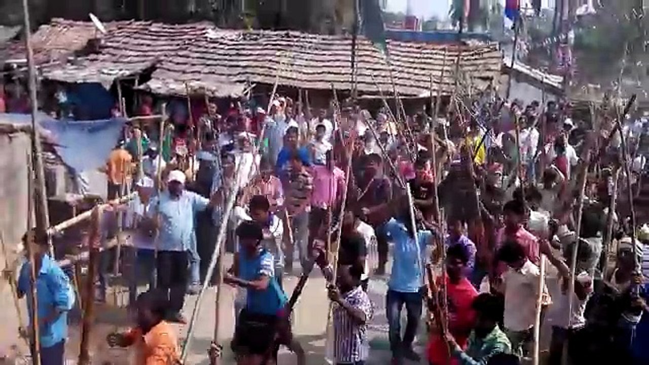 FIGHTING BY TWO GROUPS IN INDIA - MUST WATCH