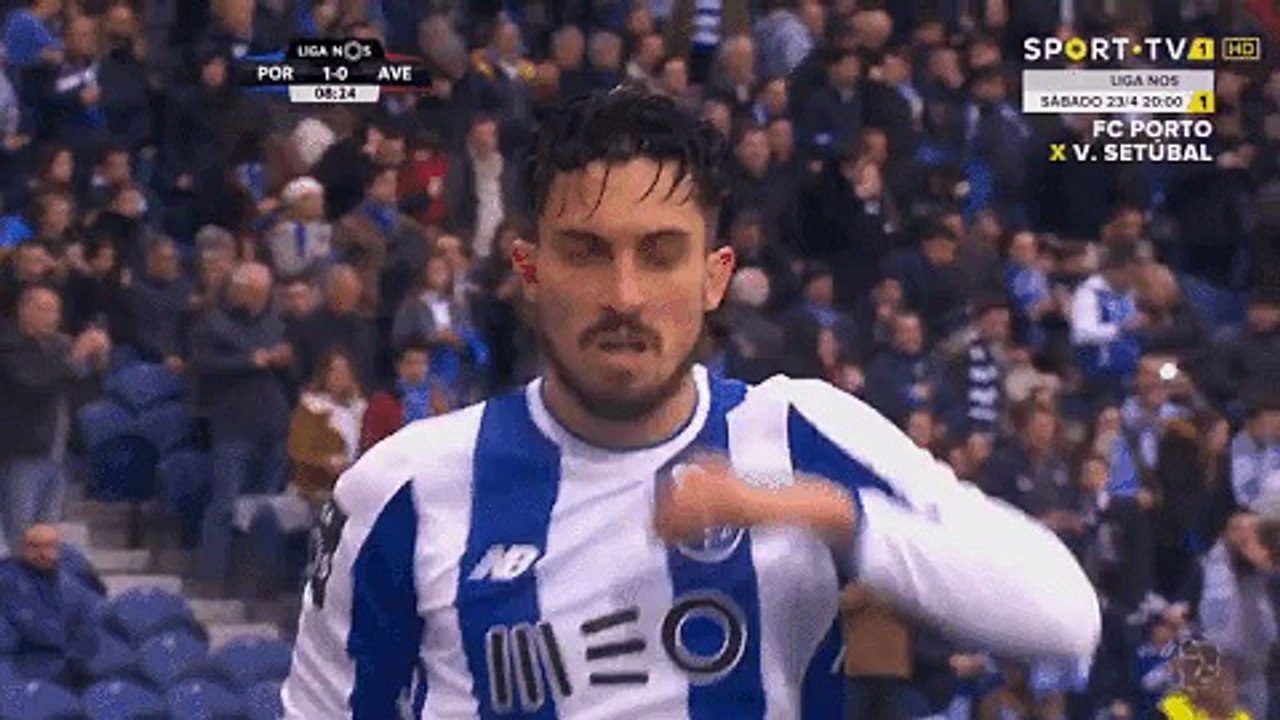 Alex Telles pede respeito.