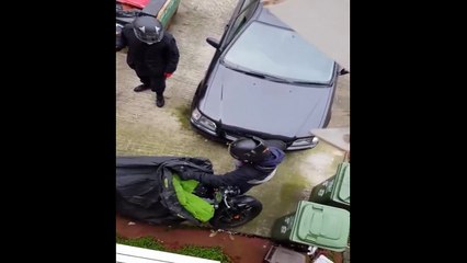4 young people trying to steal a motorcycle under the eyes of its owner