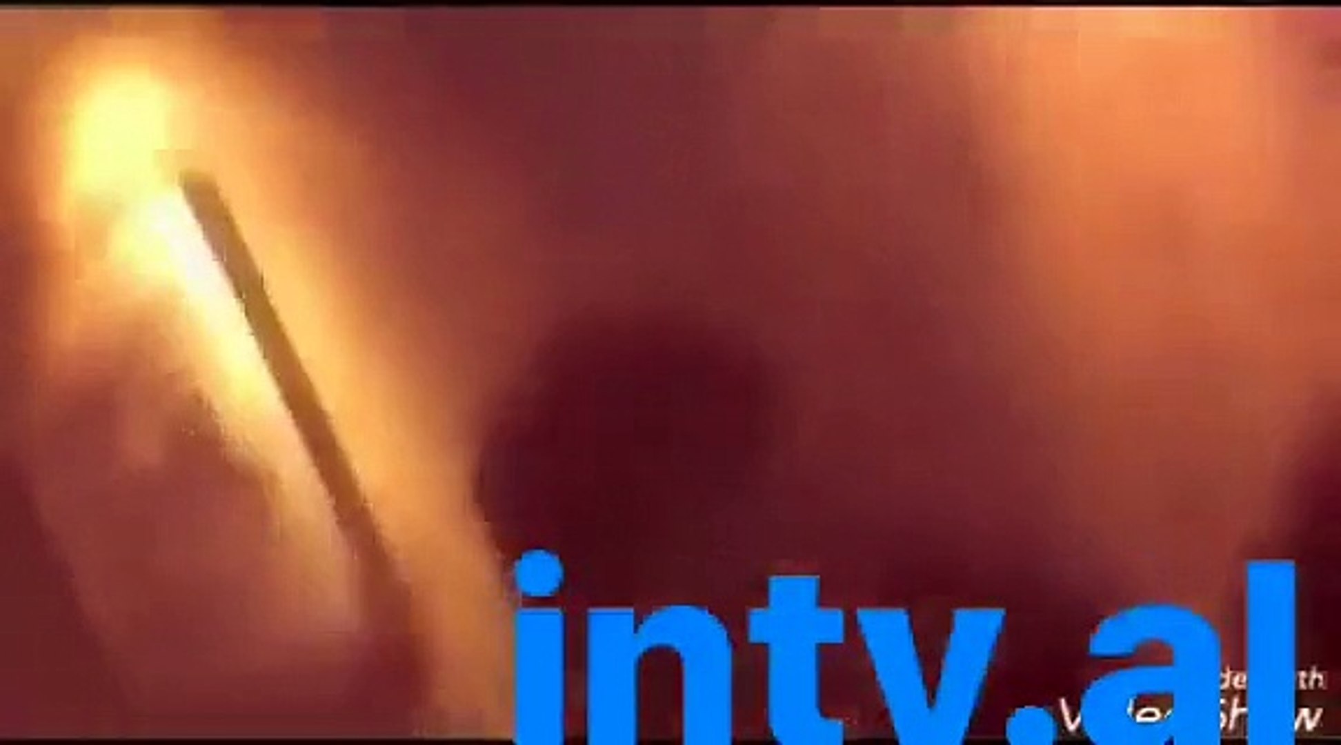 ⁣Pamje skandaloze: Noizy godet me grushte një djalë pasi e ofendoi (Video)