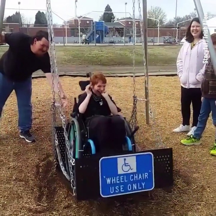 Une balançoire réservée au fauteuils roulants... Incroyable