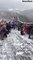 Ces touristes n'arrivent pas à grimper la grande muraille de Chine couverte de neige
