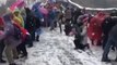 Ces touristes n'arrivent pas à grimper la grande muraille de Chine couverte de neige