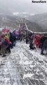 Ces touristes n'arrivent pas à grimper la grande muraille de Chine couverte de neige