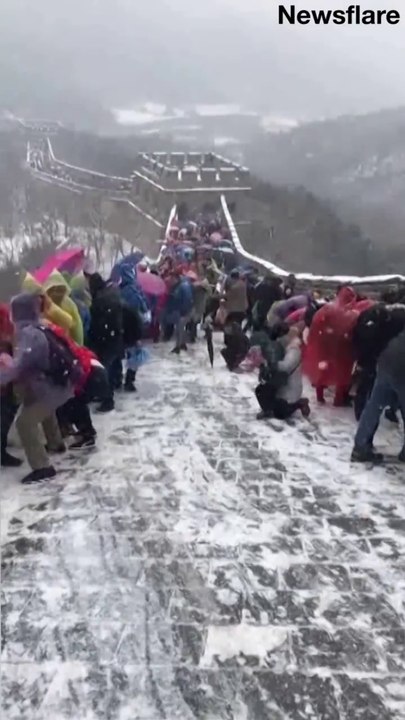 Ces touristes n'arrivent pas à grimper la grande muraille de Chine couverte de neige