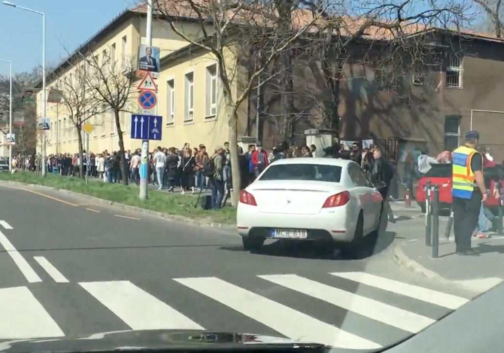 Thousands Wait in Line to Cast Vote At Bocskai After Election Polls Close