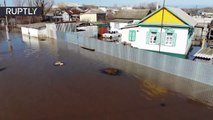 Inundaciones en Rusia fuerzan a pobladores a abandonar sus casas