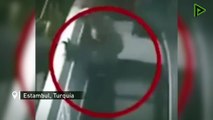Escaleras mecánicas se 'tragan' a un hombre en Estambul
