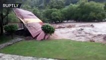 Fuertes inundaciones arrasan camiones en el centro de Perú