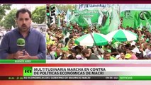 Una multitudinaria marcha en contra de políticas económicas de Macri
