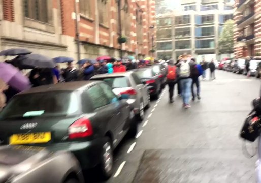 Rain Doesn't Stop Thousands in London Waiting to Vote in Hungary Parliamentary Election
