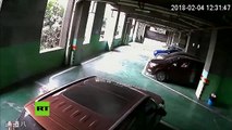 Un coche cae desde un segundo piso tras chocar contra el muro de un estacionamiento