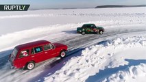 Los espectaculares derrapes sobre la nieve de coches soviéticos en un campeonato en Irkutsk