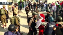 Soldados israelíes 'regalan' a Papa Noel empujones, gritos y gas lacrimógeno
