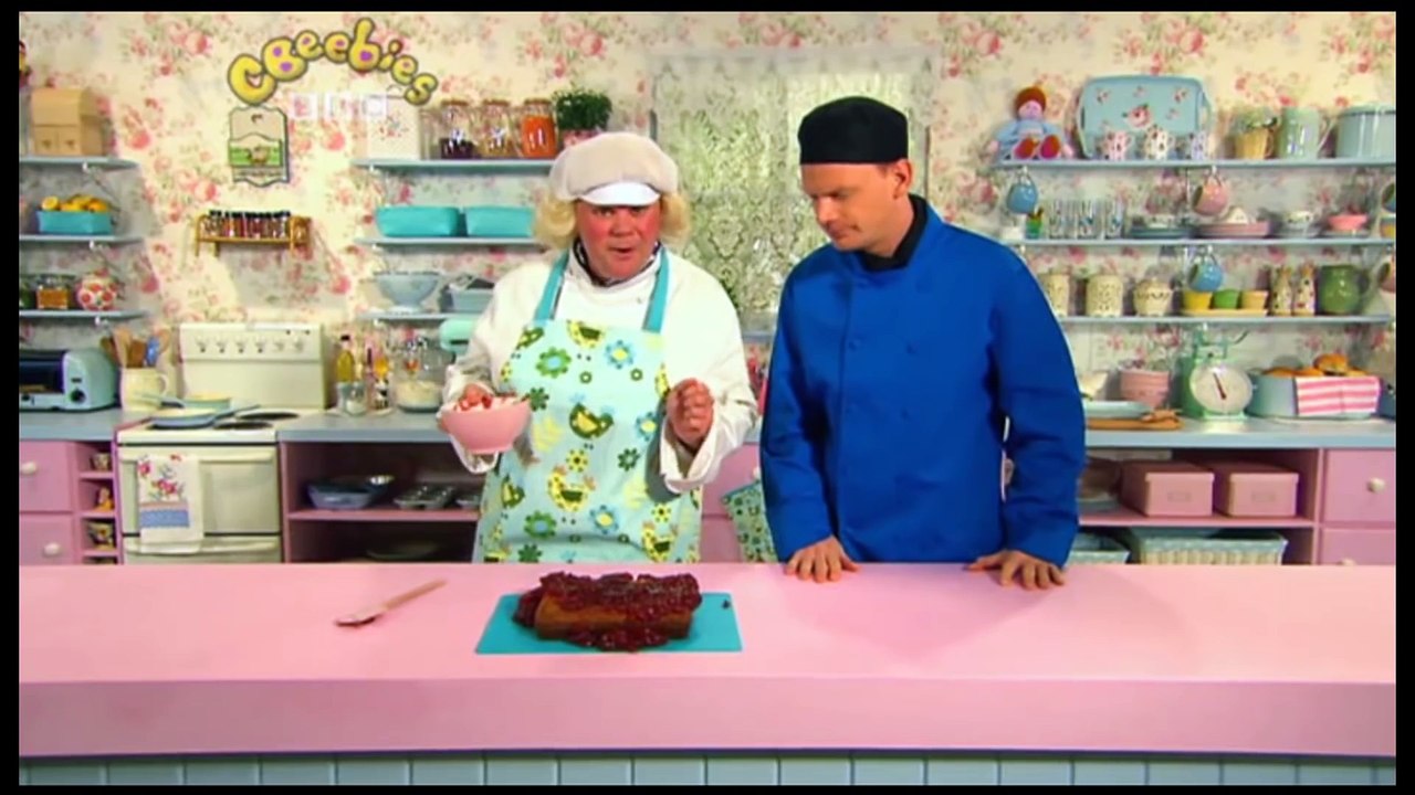 Gigglebiz Dina Lady shows why she's queen of the kitchen with her unique jam roly poly - YouTube