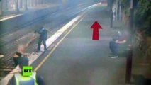 Mujer es salvada de ser arrollada por un tren