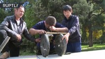 ¡En el clavo!: El hombre de acero de Kirguistán muestra sus habilidades