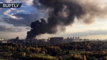 Un incendio consume un centro comercial en Moscú